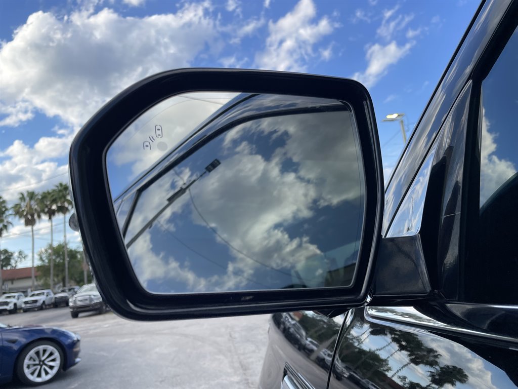 2019 Lincoln Navigator - $39,999