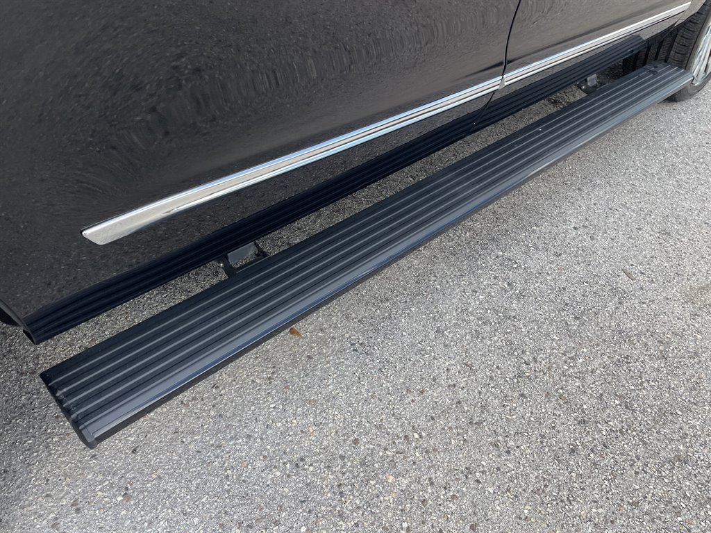 2019 Lincoln Navigator - $39,999