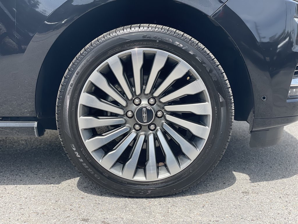 2019 Lincoln Navigator - $39,999