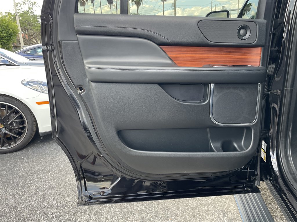 2019 Lincoln Navigator - $39,999