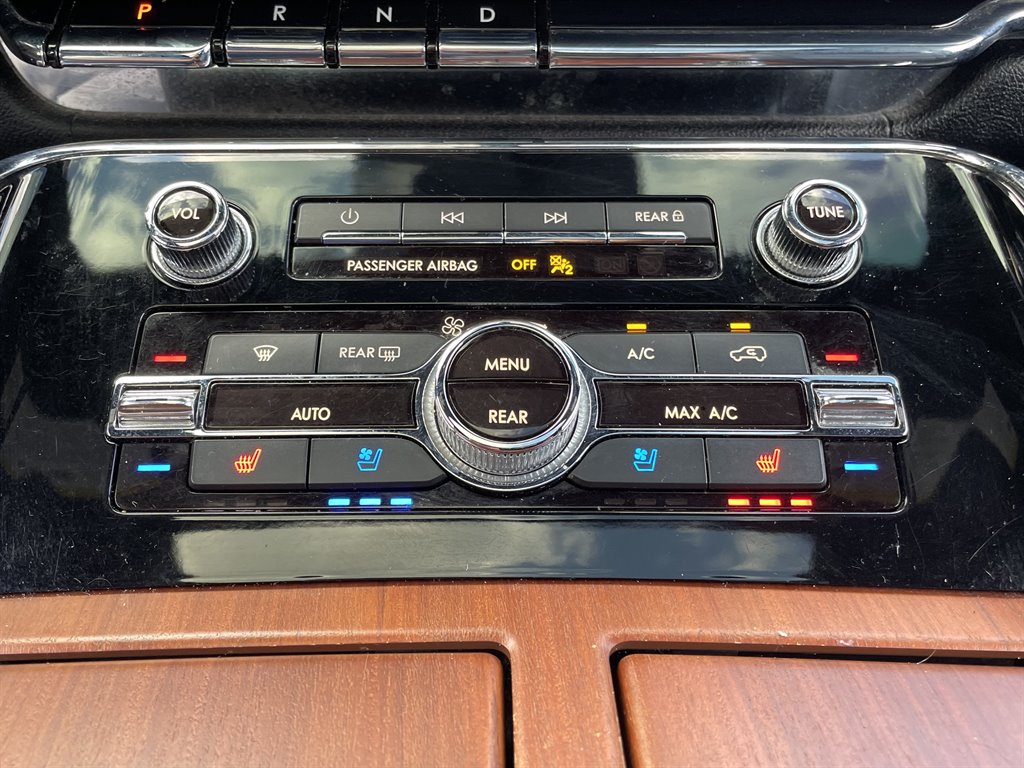 2019 Lincoln Navigator - $39,999