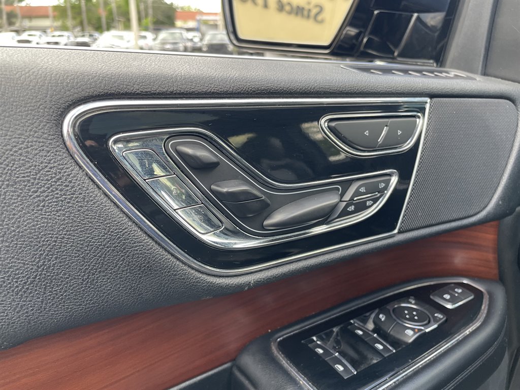 2019 Lincoln Navigator - $39,999