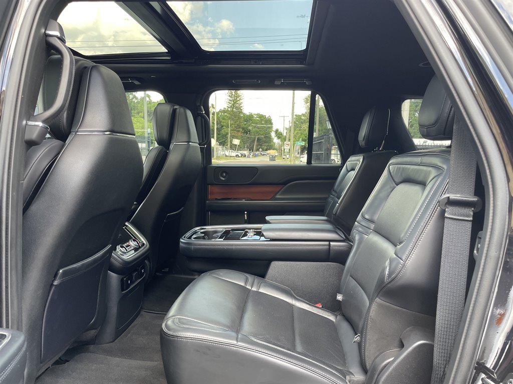 2019 Lincoln Navigator - $39,999