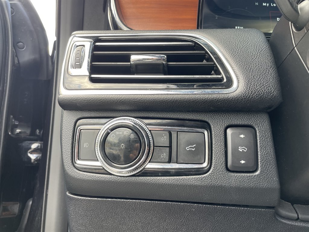 2019 Lincoln Navigator - $39,999
