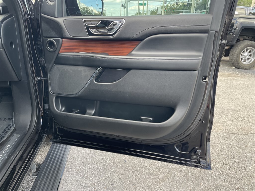 2019 Lincoln Navigator - $39,999