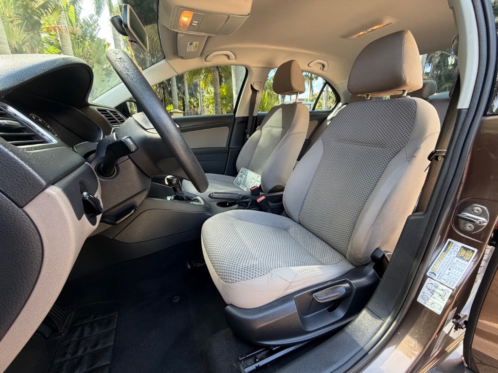 2012 Volkswagen Jetta - $6,495