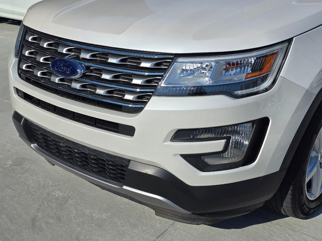 2017 Ford Explorer XLT photo