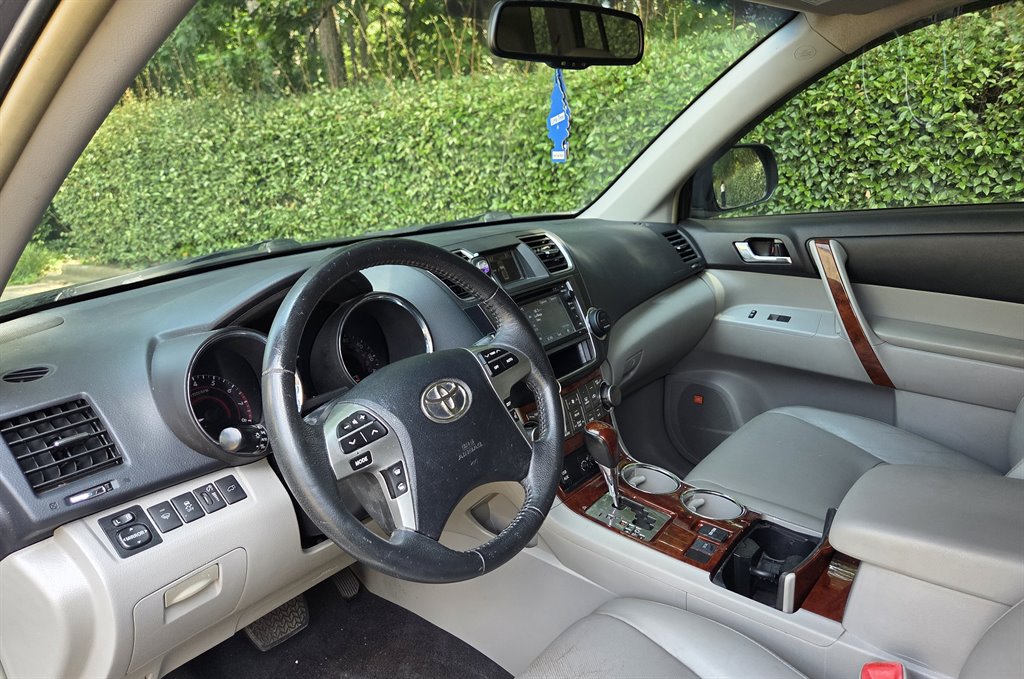 2013 Toyota Highlander - $17,999
