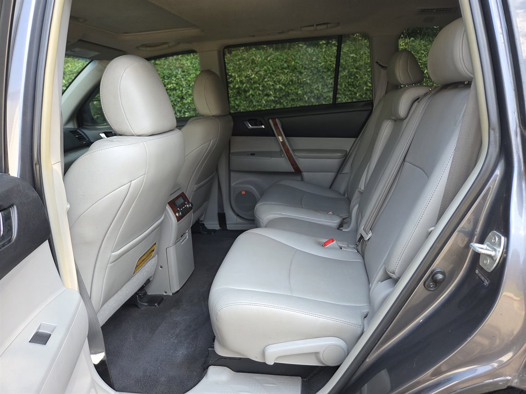 2013 Toyota Highlander - $17,999
