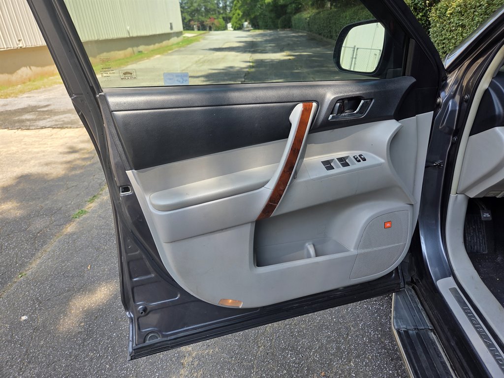 2013 Toyota Highlander - $17,999