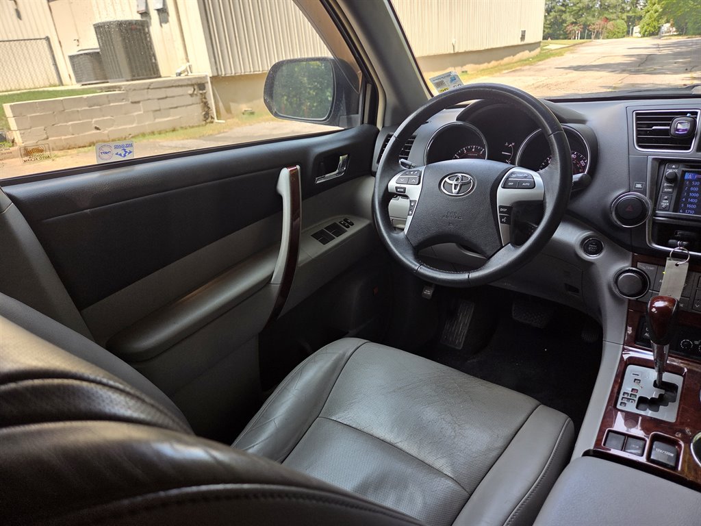 2013 Toyota Highlander - $17,999