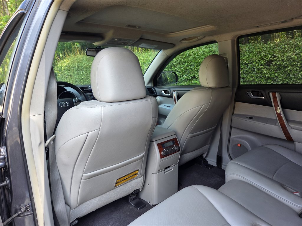 2013 Toyota Highlander - $17,999