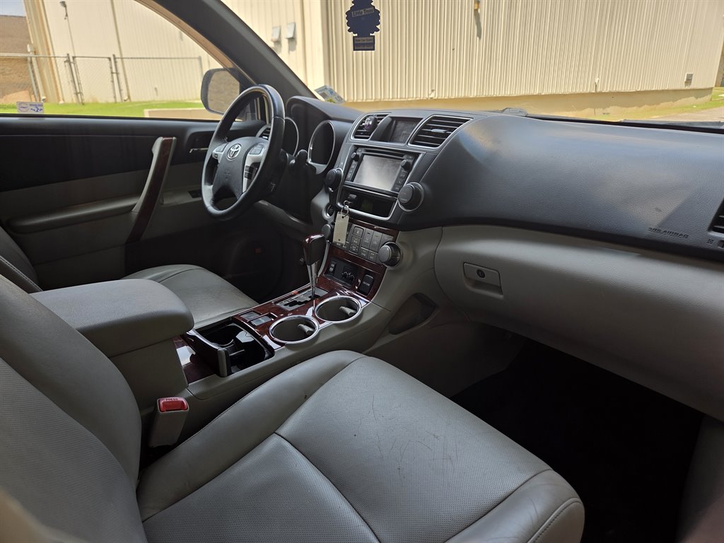2013 Toyota Highlander - $17,999