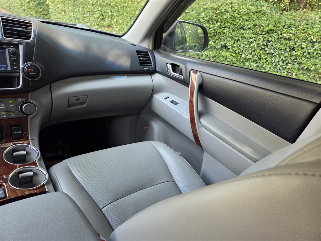 2013 Toyota Highlander - $17,999
