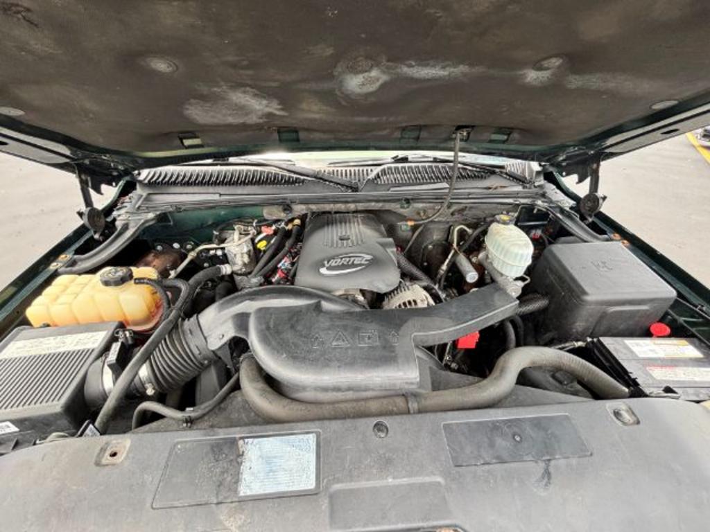 2004 Chevrolet Tahoe LS photo
