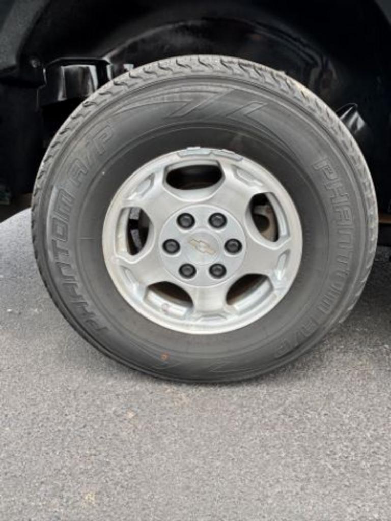 2004 Chevrolet Tahoe LS photo
