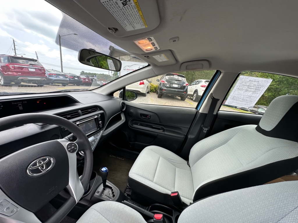 2015 Toyota Prius c  photo