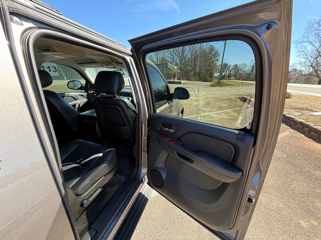 2011 Chevrolet Suburban LT 1500 photo