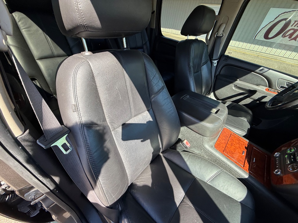 2011 Chevrolet Suburban LT 1500 photo