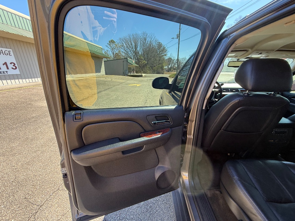 2011 Chevrolet Suburban LT 1500 photo