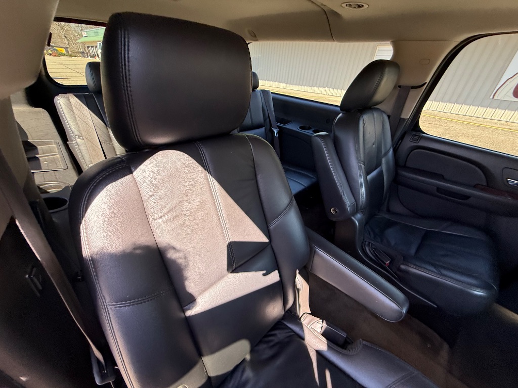 2011 Chevrolet Suburban LT 1500 photo