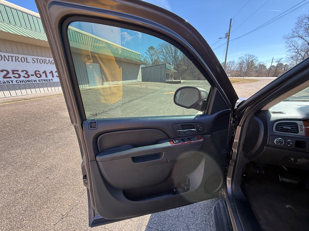 2011 Chevrolet Suburban LT 1500 photo
