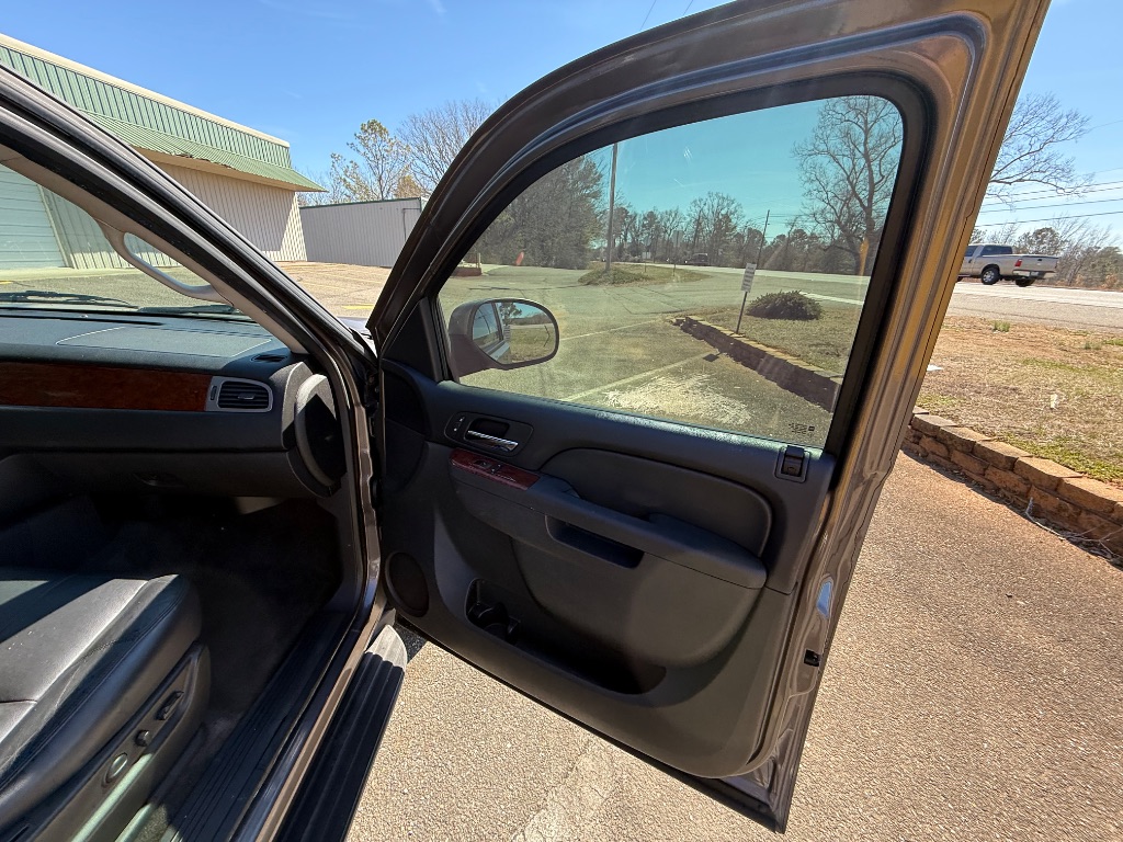 2011 Chevrolet Suburban LT 1500 photo