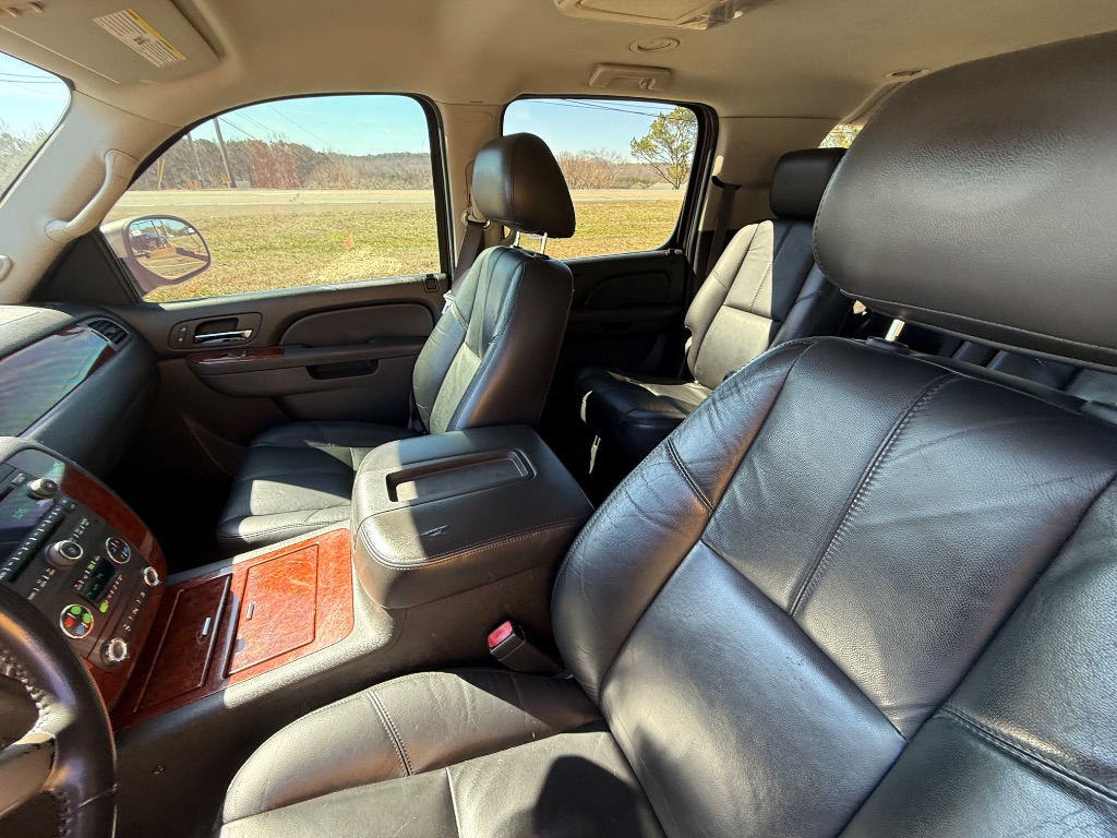 2011 Chevrolet Suburban LT 1500 photo