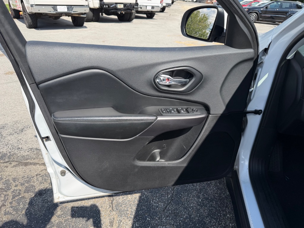2019 Jeep Cherokee - $15,990