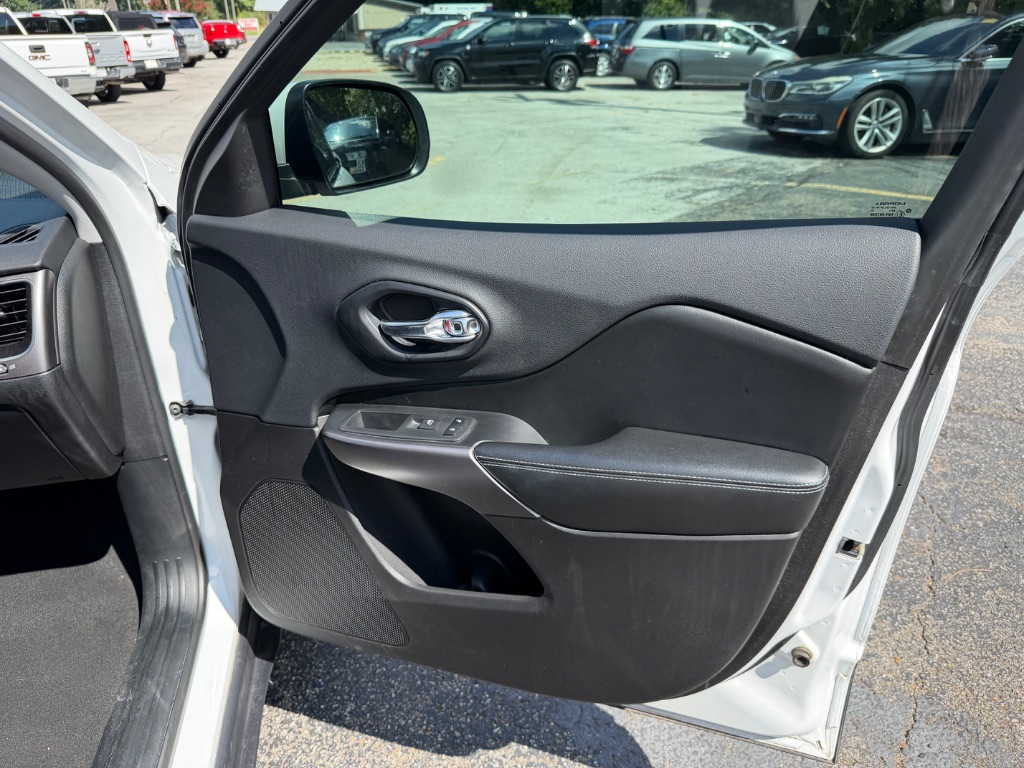 2019 Jeep Cherokee - $15,990
