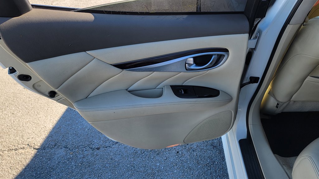 2011 Infiniti M37 photo