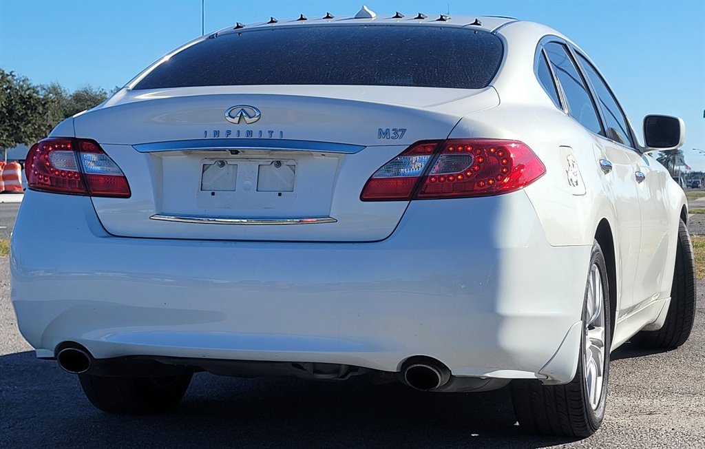 2011 Infiniti M37 photo