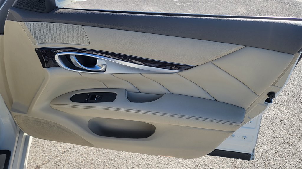 2011 Infiniti M37 photo
