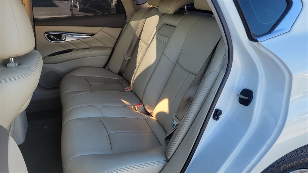 2011 Infiniti M37 photo