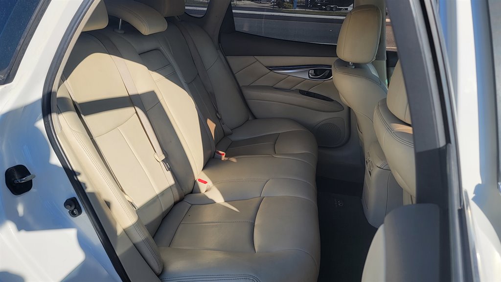 2011 Infiniti M37 photo