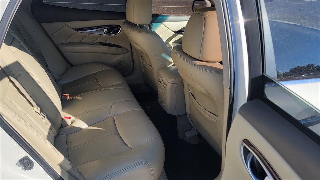 2011 Infiniti M37 photo