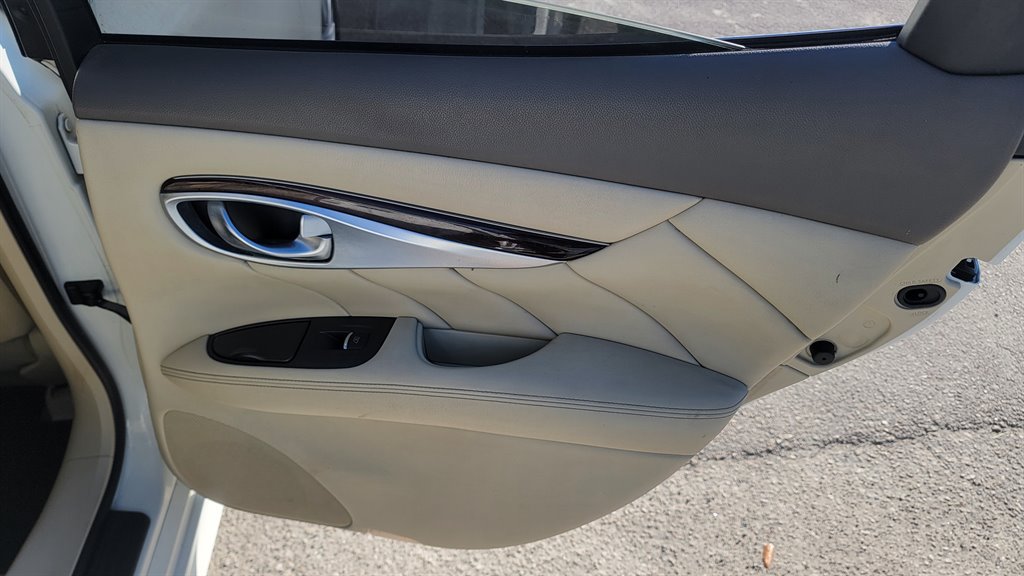2011 Infiniti M37 photo