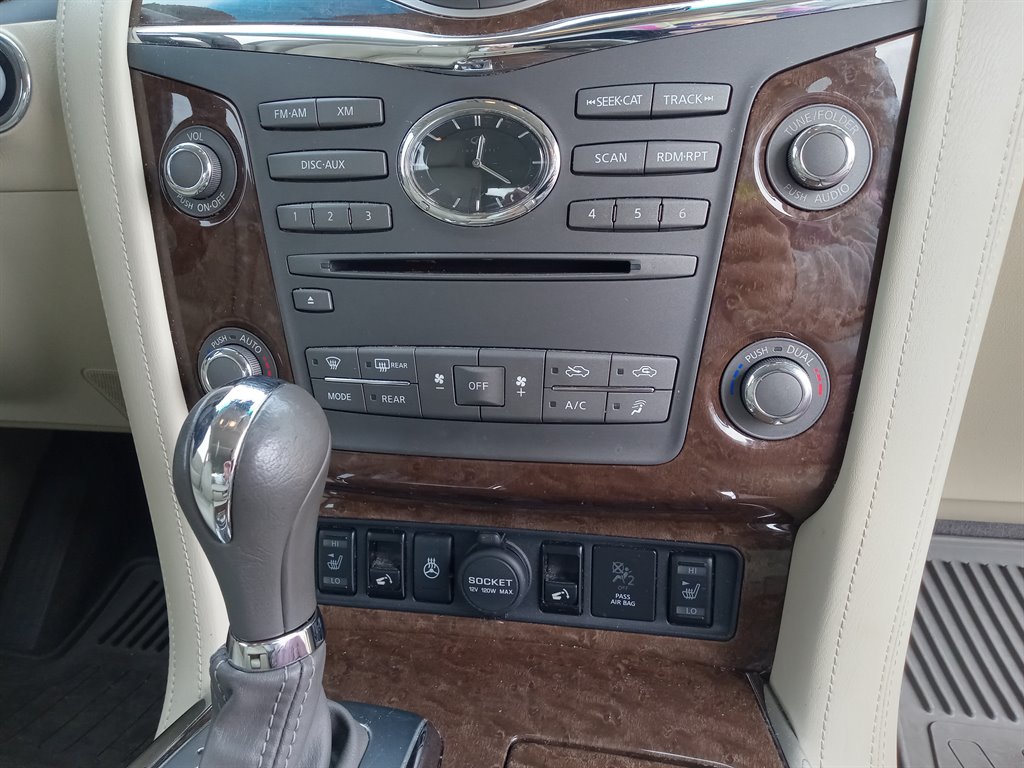 2017 Infiniti QX80 Signature photo