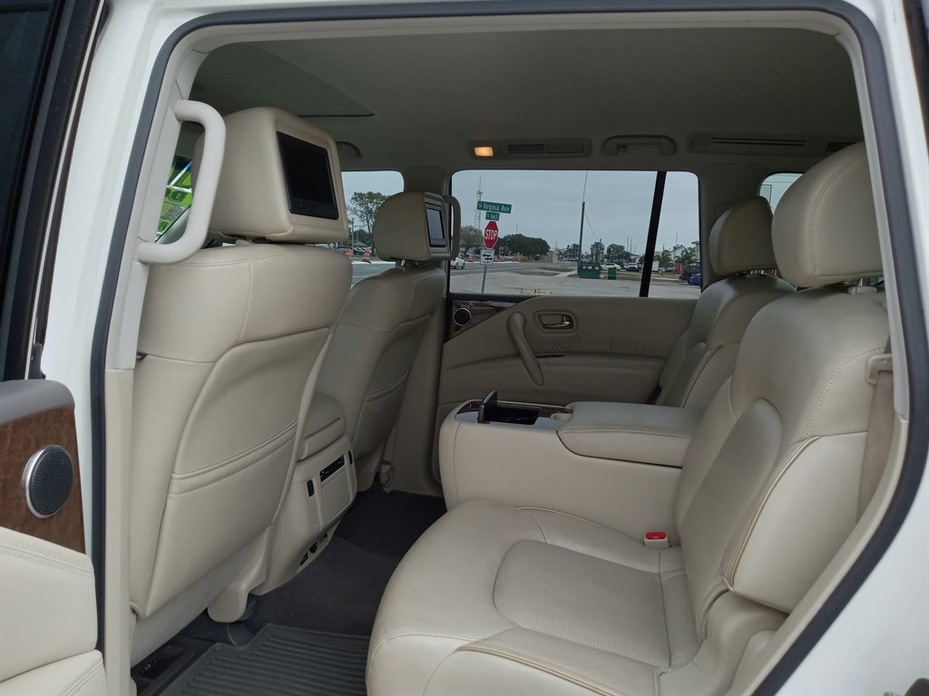 2017 Infiniti QX80 Signature photo