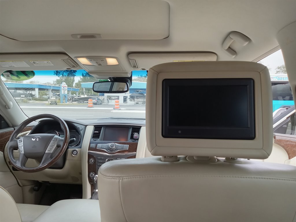 2017 Infiniti QX80 Signature photo