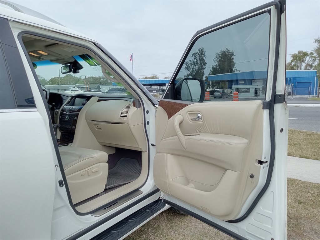 2017 Infiniti QX80 Signature photo