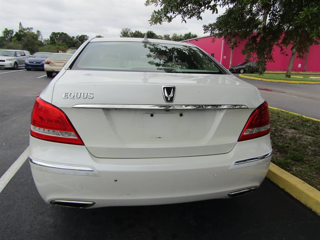2011 Hyundai Equus - $8,000