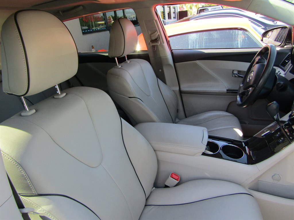 2013 Toyota Venza LE photo
