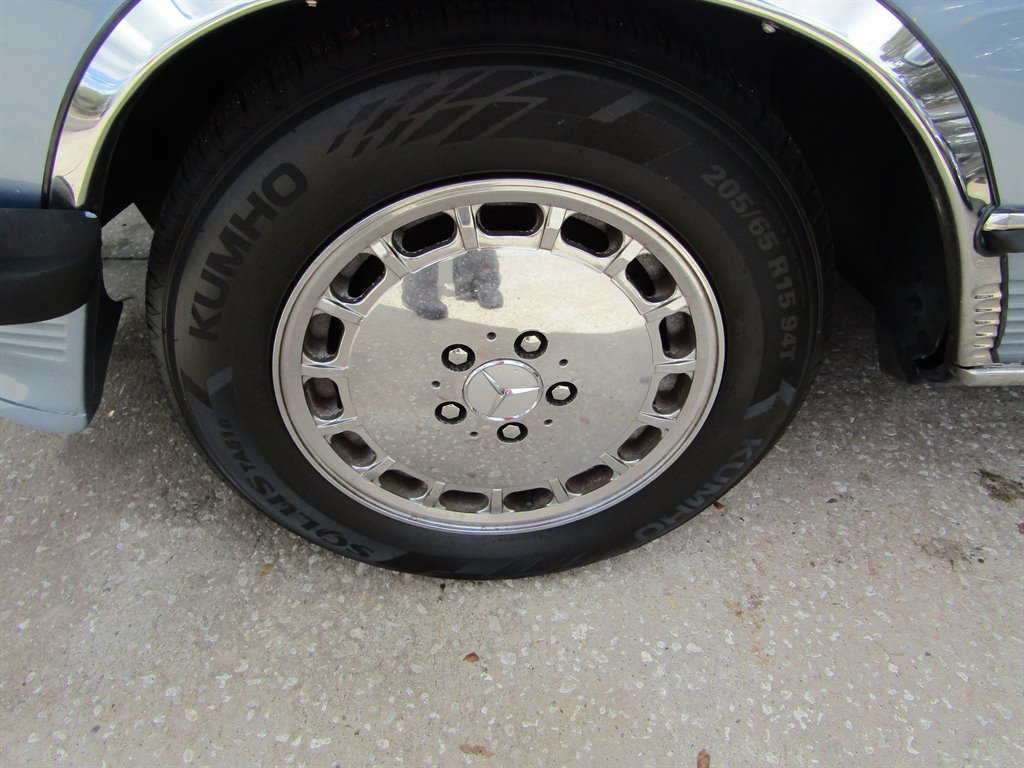 1988 Mercedes-Benz 560 - $11,000