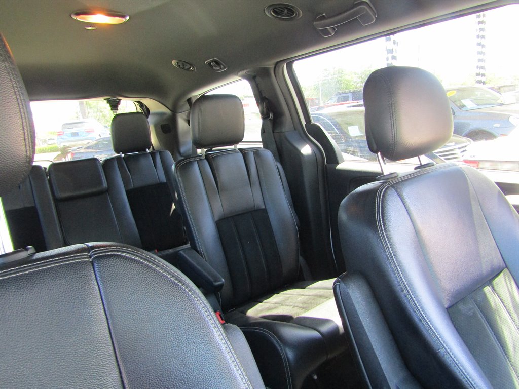 2014 Dodge Grand Caravan SXT photo