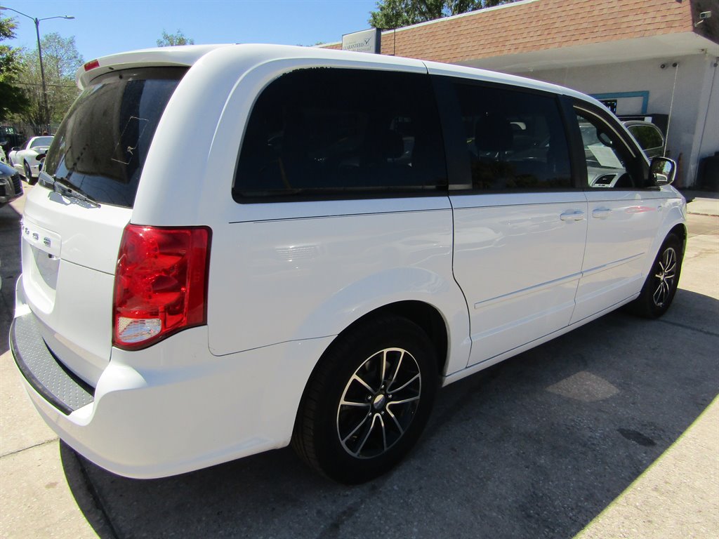 2014 Dodge Grand Caravan SXT photo