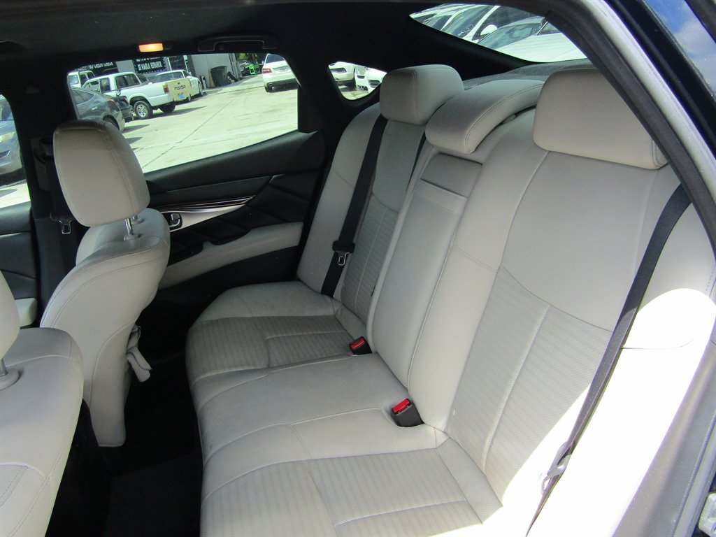 2015 Infiniti Q70 3.7 photo