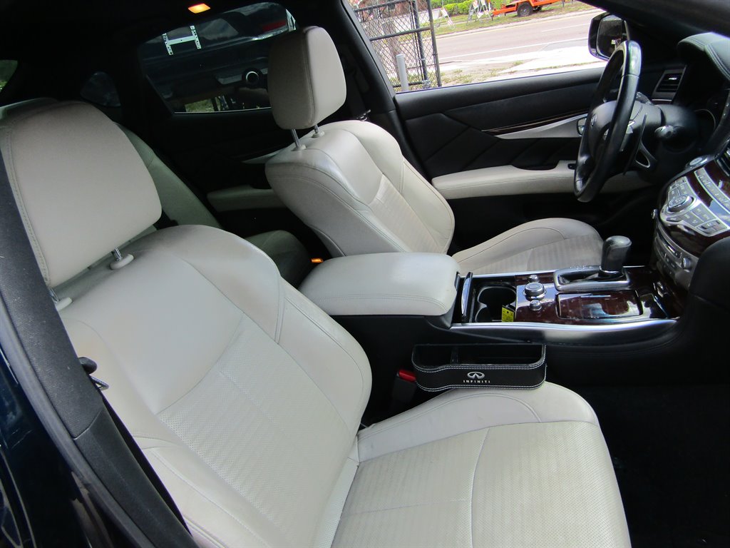 2015 Infiniti Q70 3.7 photo