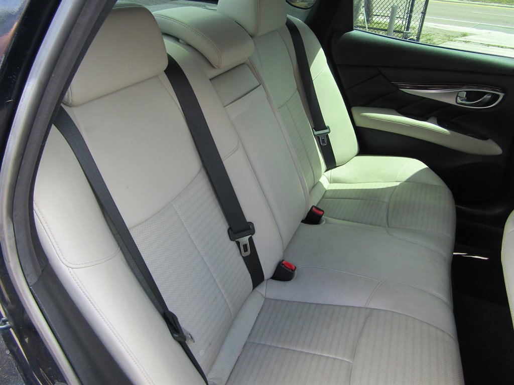 2015 Infiniti Q70 3.7 photo