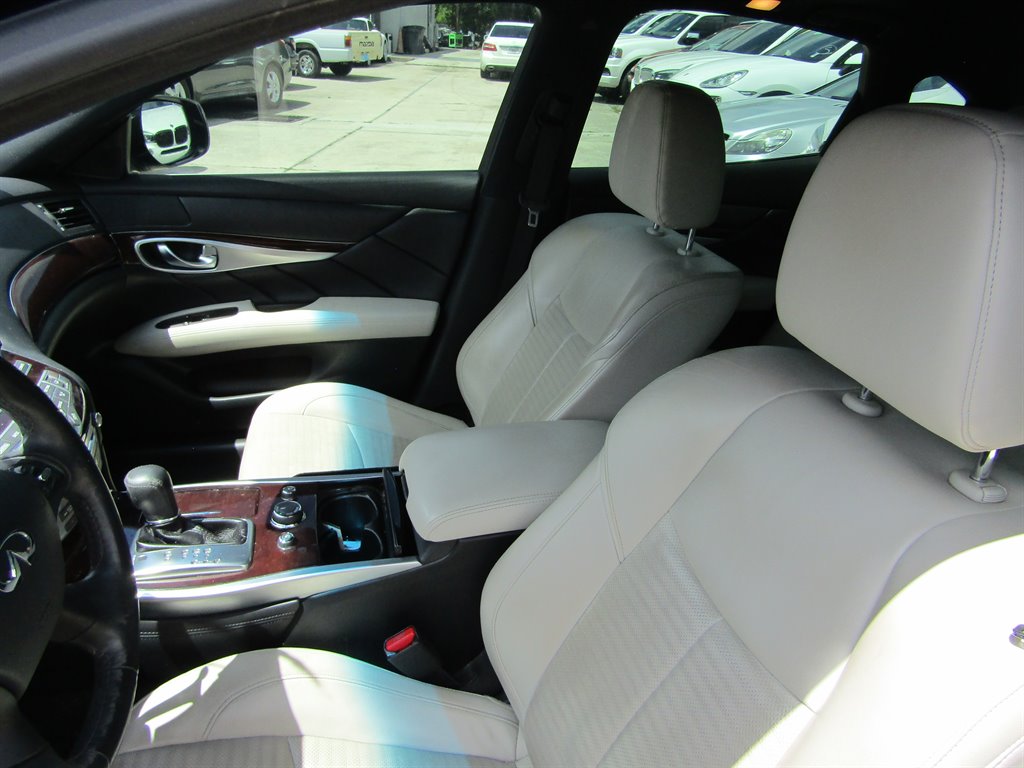 2015 Infiniti Q70 3.7 photo
